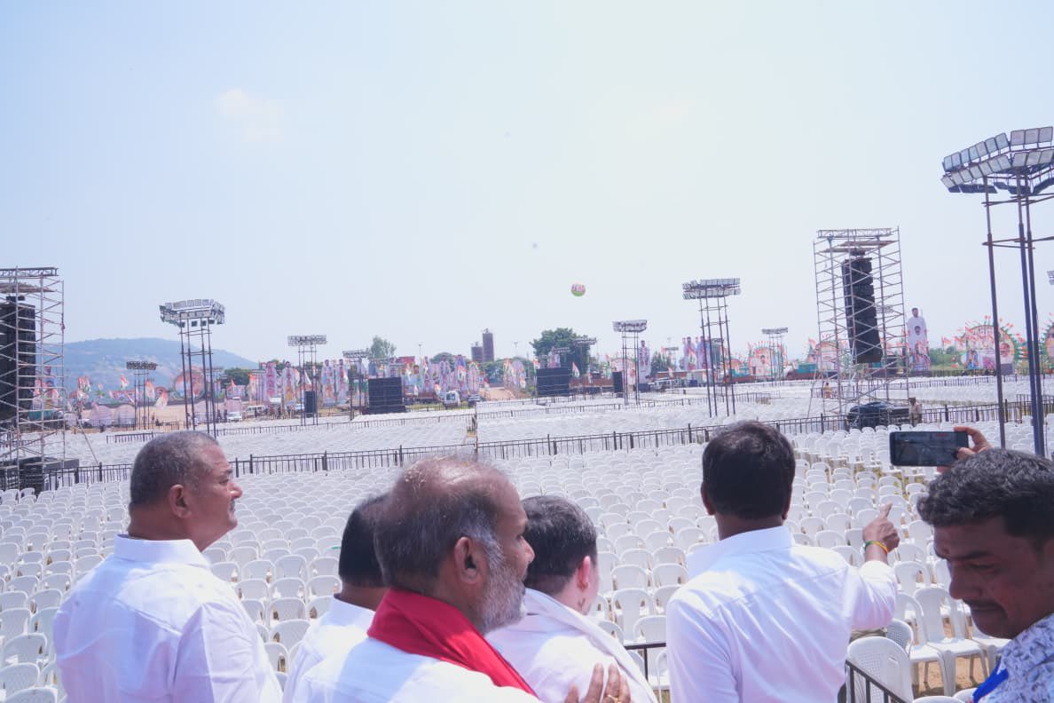 Ponnam_INC's tweet photo. సిరిసిల్ల జిల్లాలో ముఖ్యమంత్రి గారి సభ విజయవంతానికి పకడ్బందీ ఏర్పాట్లు

సిరిసిల్ల జిల్లాలో గౌరవ ముఖ్యమంత్రి శ్రీ రేవంత్ రెడ్డి గారి పర్యటనను విజయవంతం చేసేందుకు అధికారులు, ప్రజాప్రతినిధులు సమన్వయంతో అన్ని ఏర్పాట్లు పూర్తి చేస్తున్నారు.

సభకు పెద్ద సంఖ్యలో ప్రజలు తరలిరానున్న నేపథ్యంలో పార్కింగ్, ట్రాఫిక్ నియంత్రణ, తాగునీరు, వైద్య సదుపాయాలు, విద్యుత్, పారిశుద్ధ్య ఏర్పాట్లపై ప్రత్యేక దృష్టి సారించాలని అధికారులకు సూచించాను.

సభా ప్రాంగణంలో ప్రజలకు ఎలాంటి అసౌకర్యం కలగకుండా అవసరమైన అన్ని మౌలిక సదుపాయాలు అందుబాటులో ఉండేలా చర్యలు తీసుకోవాలని అధికారులను ఆదేశించాను.

ముఖ్యమంత్రి గారి పాదయాత్ర నేపథ్యంలో మార్గమంతా భద్రతా ఏర్పాట్లు, బారికేడింగ్, ట్రాఫిక్ మళ్లింపులను పకడ్బందీగా చేపట్టాలని సూచించాను.

గౌరవ ముఖ్యమంత్రి గారు సాయంత్రం 4:30 గంటలకు కరీంనగర్ నుంచి సిరిసిల్ల జూనియర్ కళాశాల గ్రౌండ్‌కు చేరుకోనున్నారు. అనంతరం అంబేద్కర్ విగ్రహం వద్ద నివాళులర్పించి, అక్కడి నుంచి సభా ప్రాంగణం వరకు పాదయాత్రగా చేరుకోనున్నారు.

ముఖ్యమంత్రి గారి రాక సందర్భంగా పార్టీ శ్రేణులు, ప్రజలు పెద్ద సంఖ్యలో పాల్గొనే అవకాశం ఉన్నందున సభా ప్రాంగణంలో క్రమశిక్షణ, భద్రతకు అత్యంత ప్రాధాన్యత ఇవ్వాలని కోరుతున్నాను.

సభను విజయవంతం చేసేందుకు కాంగ్రెస్ శ్రేణులు, ప్రజాప్రతినిధులు, అధికారులు సమన్వయంతో పనిచేస్తున్నారు.

ఈ సందర్భంగా ప్రభుత్వ విప్‌లు ఆది శ్రీనివాస్, వేముల వీరేశం, ఎమ్మెల్యేలు కవ్వంపల్లి సత్యనారాయణ, బత్తుల లక్ష్మారెడ్డి, డీసీసీ అధ్యక్షుడు సంగీతం శ్రీనివాస్‌తో పాటు ఇతర ముఖ్య నేతలు పాల్గొన్నారు.
@revanth_anumula @TelanganaCMO @INCTelangana