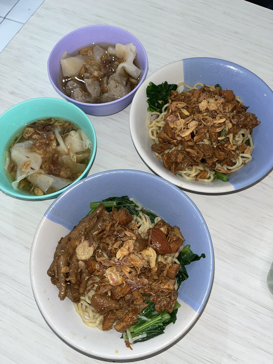 KulineRain's tweet photo. Nemu Mie Ayam enak lagi di Bogor, Porsinya lumayan besar, toppingnya banyak dan kaldu ayamnya khas banget.
8/9

💰 Mulai Rp 4000-20.000 
📍 Bogor(pasir mulya) 

Menurut gue ini salah satu yang worth dicoba kalau lagi cari makan daerah ciomas 👌 https://t.co/MlrFOfNc1D