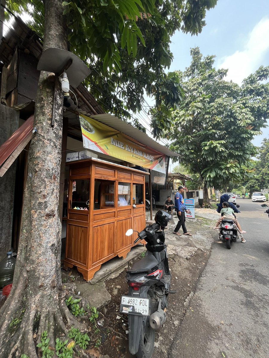 KulineRain's tweet photo. Nemu Mie Ayam enak lagi di Bogor, Porsinya lumayan besar, toppingnya banyak dan kaldu ayamnya khas banget.
8/9

💰 Mulai Rp 4000-20.000 
📍 Bogor(pasir mulya) 

Menurut gue ini salah satu yang worth dicoba kalau lagi cari makan daerah ciomas 👌 https://t.co/MlrFOfNc1D