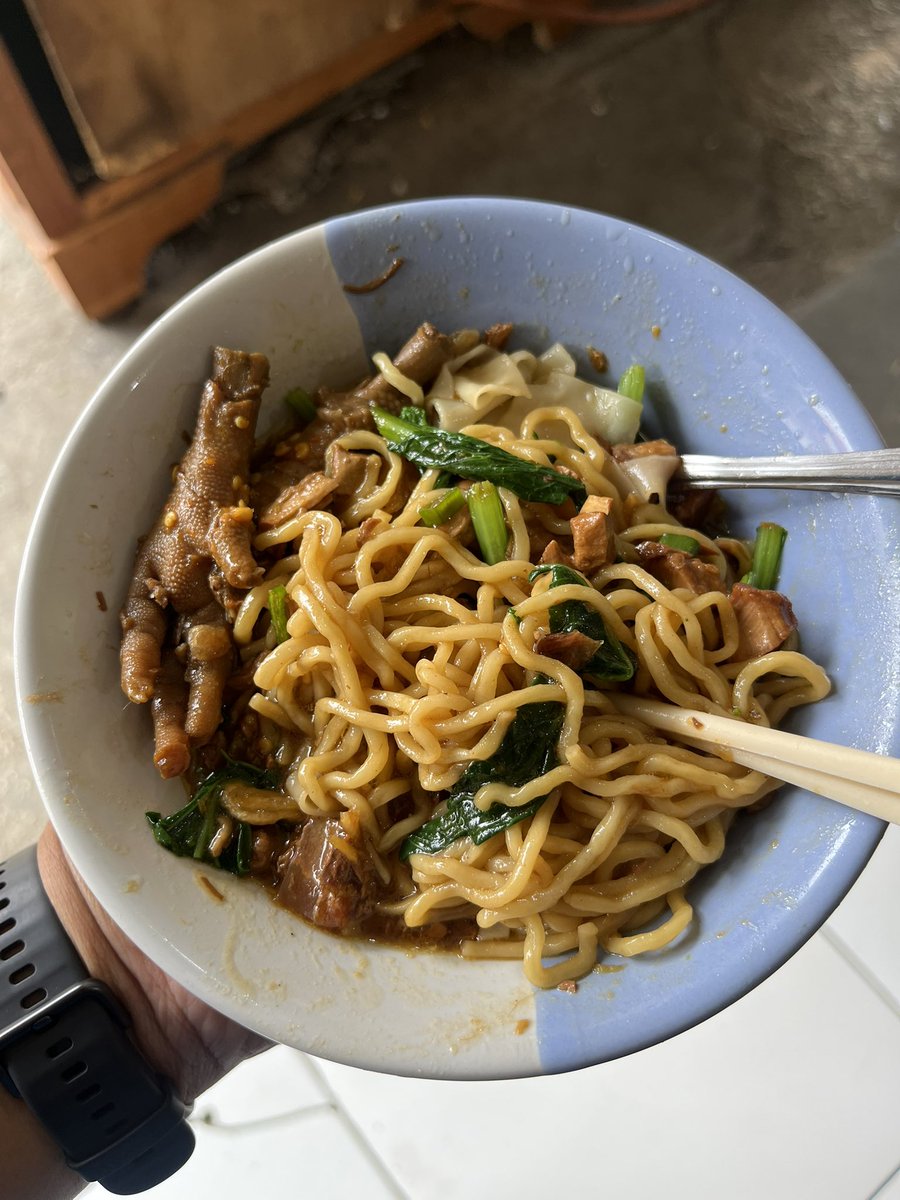 KulineRain's tweet photo. Nemu Mie Ayam enak lagi di Bogor, Porsinya lumayan besar, toppingnya banyak dan kaldu ayamnya khas banget.
8/9

💰 Mulai Rp 4000-20.000 
📍 Bogor(pasir mulya) 

Menurut gue ini salah satu yang worth dicoba kalau lagi cari makan daerah ciomas 👌 https://t.co/MlrFOfNc1D