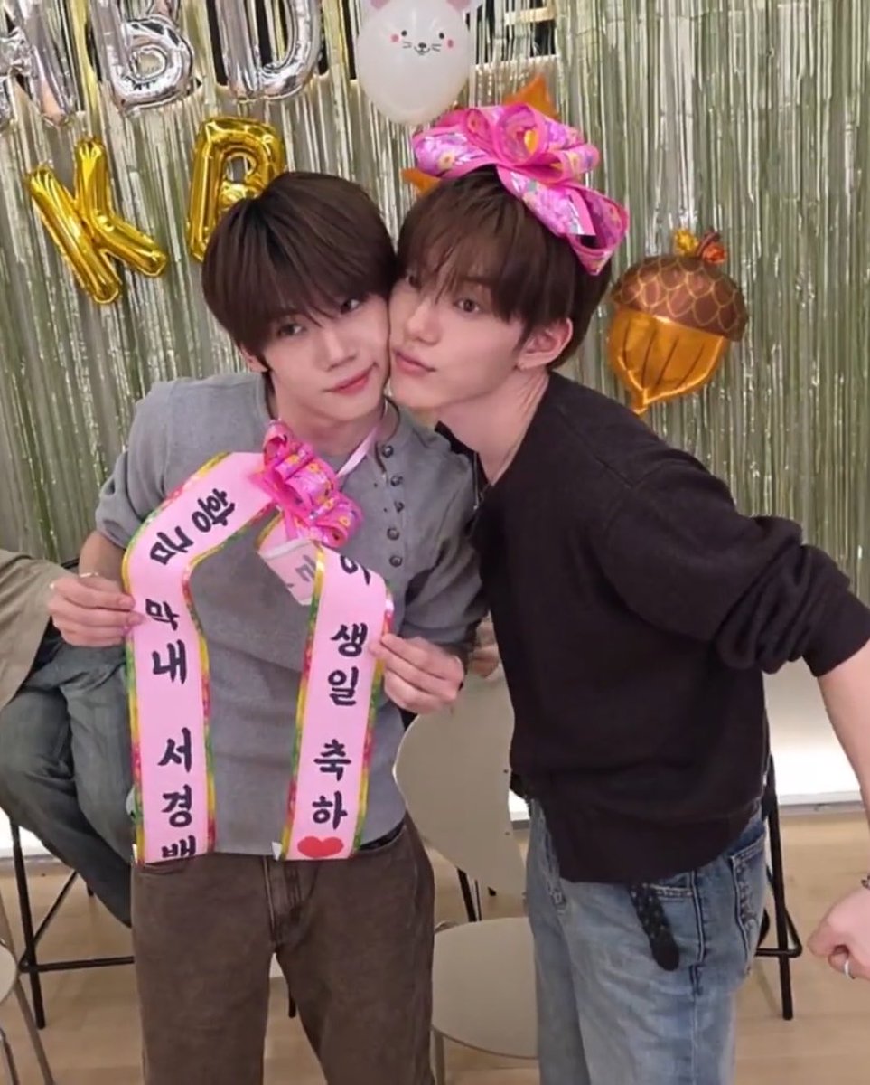 kkyoungee's tweet photo. 경배야!! 생일 넘 축하햇어 ㅜ ㅜ 경배가 주인공인 날 형들이랑 즐거운 시간 보낸것 같아서 넘 기쁘다!! 막내즈랑 찍은 폴라로이드 다 넘 귀여워서 좋았어요♡ 앞으로 올 생일들도 같이 보내쟈 ｰ̀⩊ｰ́

#CLOSEYOUREYES #클로즈유어아이즈 #SEOKYOUNGBAE #서경배 #기쁘다_걍배_탄생일이다 https://t.co/ALjevAq3JE