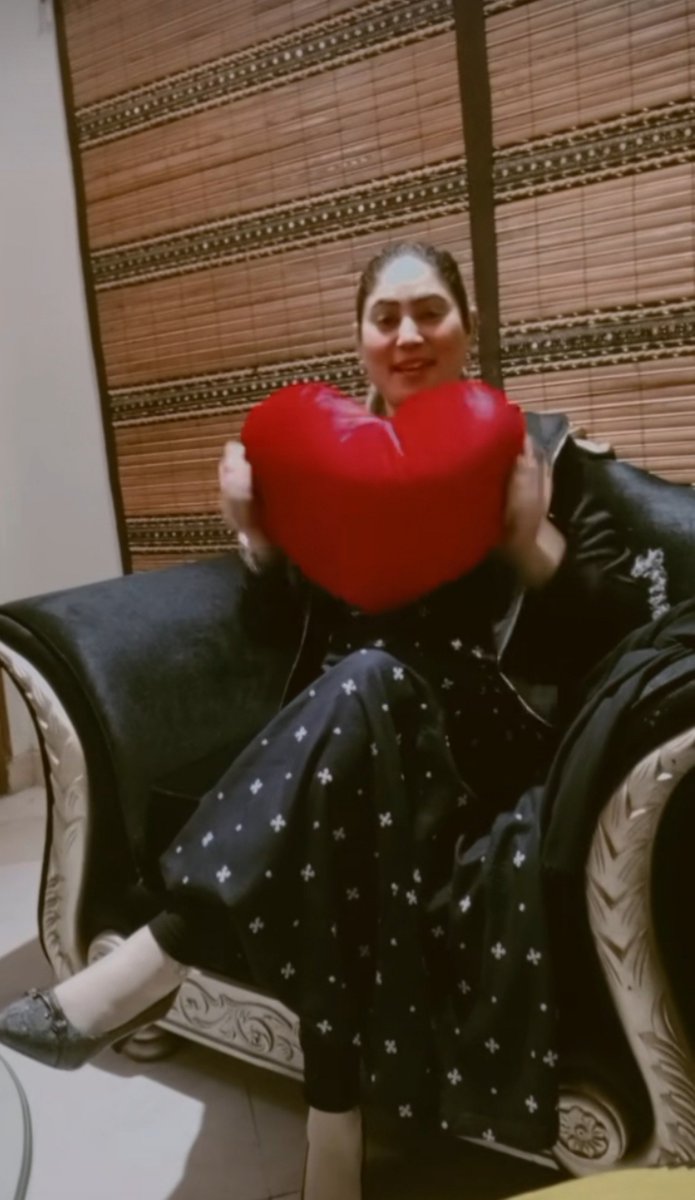 chmuskanv7's tweet photo. بھرے ھوۓ جسم والی عورت موٹی نہی ہوتی
بلکہ حسن سے بھرپور ہوتی ہے💯❣️ https://t.co/GCA7QuPPew