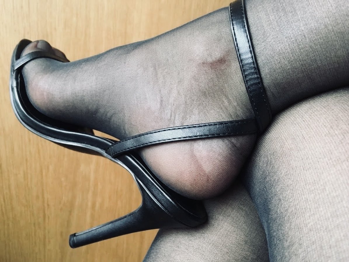 denipantyhose's tweet photo. I’m #workwankwednesday ready for you. Make it a high priority. 🖤 https://t.co/ttiEm5uqzi