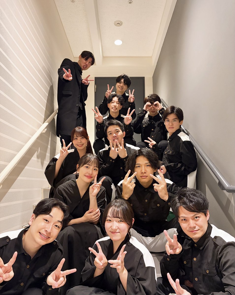 aonijuku_tokyo's tweet photo. 【スタッフのつぶやき】
朗読劇 #約束の果て にお招きいただきました。

コロスで出演した東京・大阪両校卒塾生たち。みんな大舞台に負けず輝いていました！

#長谷川天音
#尾高慶安
#長谷川禄
#徳永アキラ
#林藤さちこ
#梅澤貴大
#桜谷理子
#大我直輝
#黒田ひろき
#高木尋
#藤井豪
#青葉直樹

#青二塾 https://t.co/5kpRumca0g