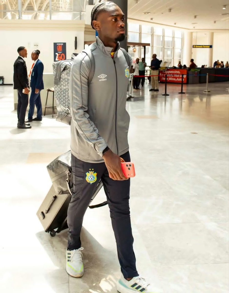DanielKleber_'s tweet photo. Il est allé à l’encontre de son agent.

Il a accepté de désobéir à ses parents.

Il a affronté toute sa famille pour jouer pour le Congo.

Il fait un choix fort à 18 ans… Il a juste 18 ans. ❤️

Il accepte d’attendre trois ans avant de jouer pour le Congo.

Il n’est pas né au Congo, ni n’y a grandi.

Je trouve que c’est le plus grand acte d’amour qu’on ait jamais connu chez un binational. 🇨🇩❤️

On ne peut rien te donner ou te promettre, Jorthy, juste notre amour et te dire MERCI. 🙏🏾🇨🇩❤️