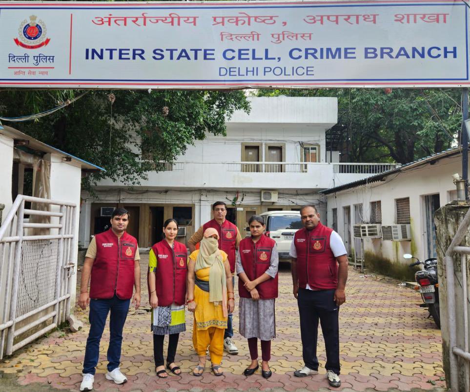 CrimeBranchDP's tweet photo. 🚨🔥 20+ YEARS ON THE RUN — WOMAN LIFE CONVICT & PAROLE JUMPER APPREHENDED! 🚔

🎯 ISC, Crime Branch, Delhi apprehended a woman life convict & parole jumper absconding since 18.01.2006, from Haridwar, ending over 20 YEARS OF ABSCONDENCE.
⚖️ Convicted in a kidnapping & murder case of PS Adarsh Nagar, Delhi.
🕵️‍♀️ Identity Changed & Concealed: After jumping parole, she adopted a new identity and remained untraced for over two decades. 

💪 Dedicated operation led by Insp. Pankaj Malik, under ACP Ramesh Lamba and under the supervision of DCP Sh. Harsh Indora. 

🚨🔥 20+ वर्षों से फरार — महिला उम्रकैद की दोषी एवं पैरोल जम्पर गिरफ्तार! 🚔

🎯 ISC, क्राइम ब्रांच, दिल्ली ने 18.01.2006 से फरार चल रही महिला उम्रकैद की दोषी एवं पैरोल जम्पर को हरिद्वार से गिरफ्तार कर 20+ वर्षों की फरारी का अंत किया।
⚖️ थाना आदर्श नगर, दिल्ली के अपहरण एवं हत्या के मामले में दोषसिद्ध।
🕵️‍♀️ पहचान बदलकर रही गुप्त: पैरोल से फरार होने के बाद उसने अपनी पहचान बदल ली और दो दशकों से अधिक समय तक पुलिस की पकड़ से दूर रही।

💪 समर्पित कार्रवाई इंस्पेक्टर पंकज मलिक के नेतृत्व में, एसीपी रमेश लांबा के मार्गदर्शन में तथा डीसीपी श्री हर्ष इंदौरा की निगरानी में की गई।

https://t.co/6GuhmG8TRB

#DelhiPolice
#CrimeBranch

@LtGovDelhi 
@DelhiPolice
@CPDelhi