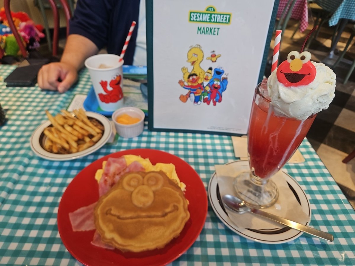 pepperpome's tweet photo. 今日はおやすみだったので、旦那がSESAME STREET マーケットにつれてきてくれました☺
グッズ買ったあと限定ガチャ回して、併設のカフェでめちゃんこ可愛いフードたびた😋❤ https://t.co/aSplqSlvTs