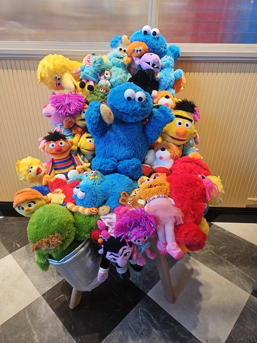 pepperpome's tweet photo. 今日はおやすみだったので、旦那がSESAME STREET マーケットにつれてきてくれました☺
グッズ買ったあと限定ガチャ回して、併設のカフェでめちゃんこ可愛いフードたびた😋❤ https://t.co/aSplqSlvTs