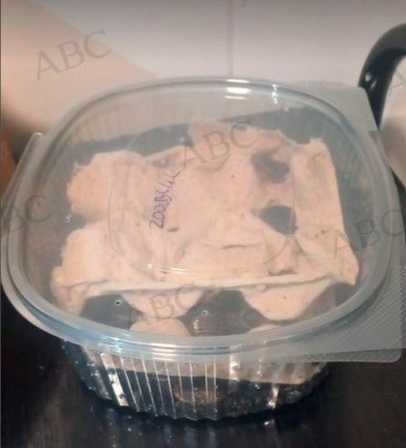 KettyGarat's tweet photo. #Exclusiva ABC accede a las fotografías de las cajas de cucarachas que mandaron a la sede de Urbagestión, las amenazas vía telefónica y por correo electrónico. Un aluvión de coacciones que derivó en un acuerdo forzado para Maricarmen. https://t.co/G0g9lr1ZLk
