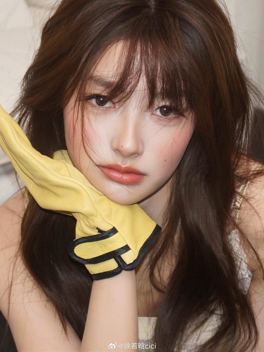 xuruohanarchive's tweet photo. 📸 260930 Xu Ruohan Weibo Update #徐若晗 #XURUOHAN

“blunt bangs, yellow gloves, and a cute pear 🍐
a fun photoshoot 🎬
the blush on my cheeks is the color of the sunset 🌅” https://t.co/JVMVFWUH0o
