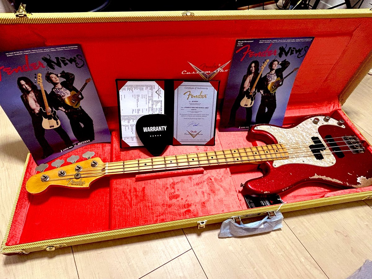 DDD_Bass's tweet photo. MNG!

Fender Custom Shop 
Limited Edition Masterbuilt J Precision Bass PJ King's Red Sparkle

Jさんの誕生日に我が家にやってきました。

9/26当日まで非公開にしたかったのですが、テンション上がってしまいモノクロ画像で匂わせてしまいました😓 https://t.co/r9R1okW6p0