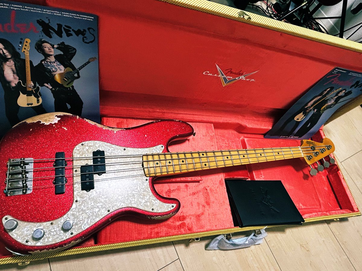DDD_Bass's tweet photo. MNG!

Fender Custom Shop 
Limited Edition Masterbuilt J Precision Bass PJ King's Red Sparkle

Jさんの誕生日に我が家にやってきました。

9/26当日まで非公開にしたかったのですが、テンション上がってしまいモノクロ画像で匂わせてしまいました😓 https://t.co/r9R1okW6p0