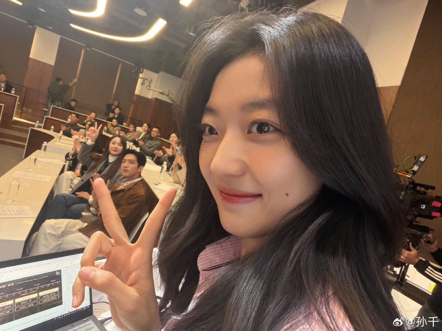 9yrdp's tweet photo. 조춘청랑 完。。
사회초년생이 베이징이라는 도시에서 어떻게 살아남고 살아가는지 그 안에서의 사랑, 우정, 행복을 엿 본것 같았던 드라마😵‍💫 https://t.co/3sTooZq7Ay