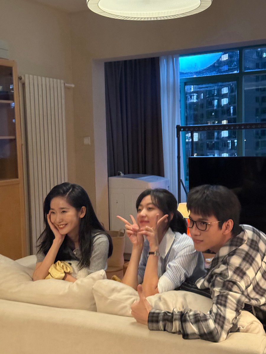 9yrdp's tweet photo. 조춘청랑 完。。
사회초년생이 베이징이라는 도시에서 어떻게 살아남고 살아가는지 그 안에서의 사랑, 우정, 행복을 엿 본것 같았던 드라마😵‍💫 https://t.co/3sTooZq7Ay