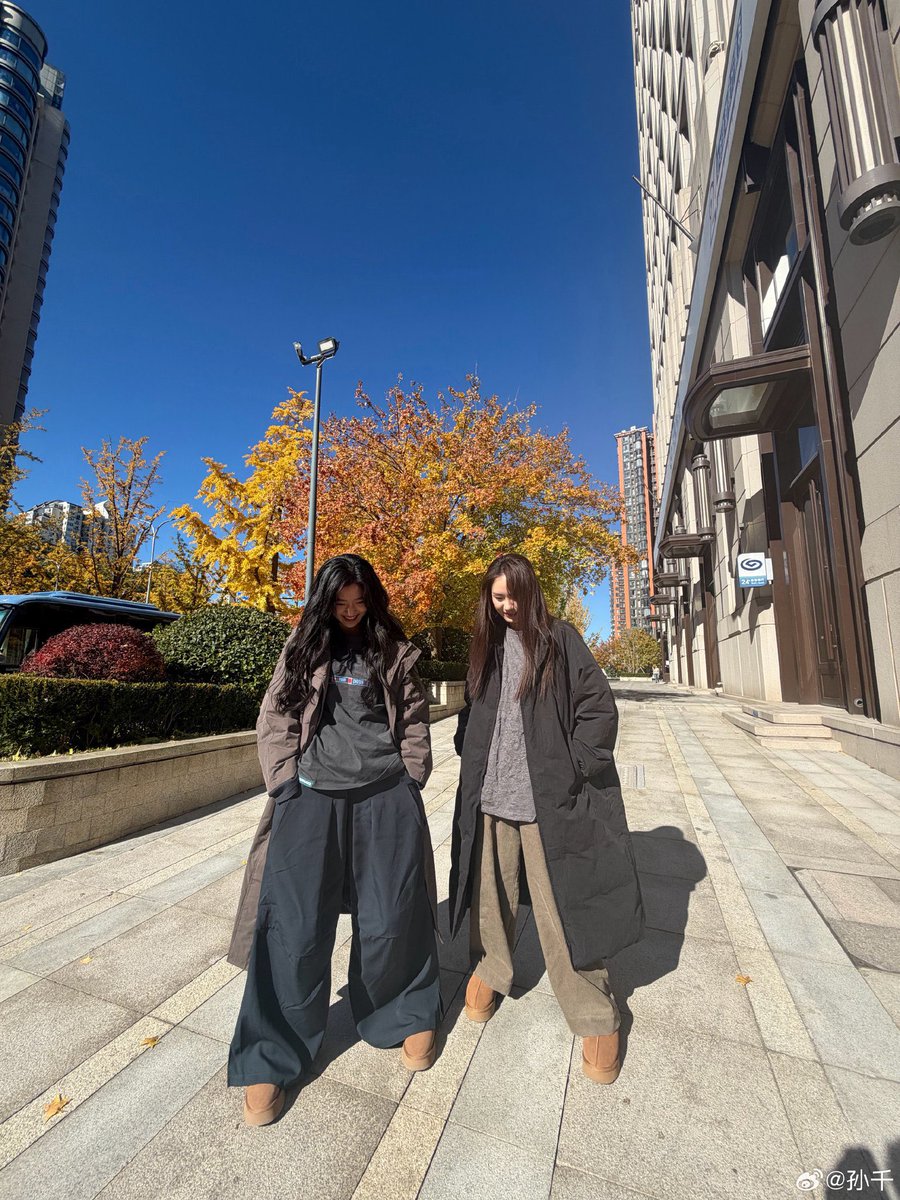 9yrdp's tweet photo. 조춘청랑 完。。
사회초년생이 베이징이라는 도시에서 어떻게 살아남고 살아가는지 그 안에서의 사랑, 우정, 행복을 엿 본것 같았던 드라마😵‍💫 https://t.co/3sTooZq7Ay
