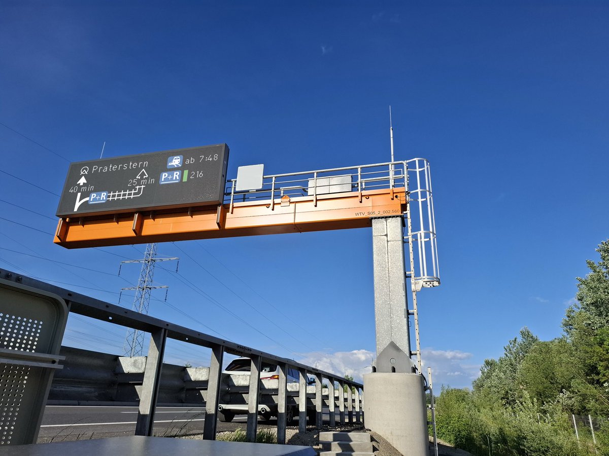 MartinBertsch99's tweet photo. ASFINAG und ÖBB zeigen den schnelleren Weg nach Wien:
Neue Echtzeit-Anzeigen auf der A 22 bei Stockerau machen sichtbar, wann Park &amp; Ride Zeit spart https://t.co/gdXTb78qAc