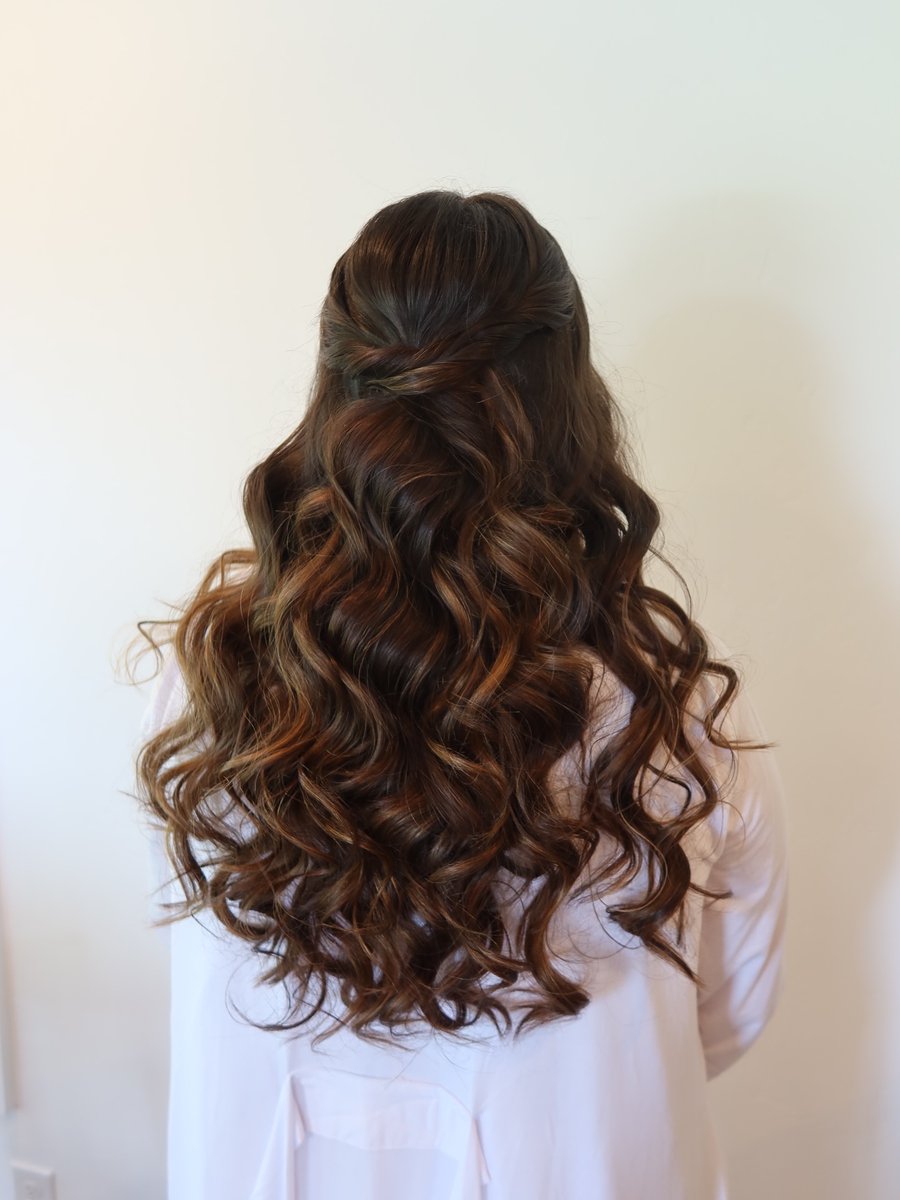 ConnieKayy's tweet photo. From long, heavy, and straight to textured, lifted, and full of life. This half-up style is built to last with strategic prep, intentional texture, and curls that stay full all day. Even the heaviest hair can have movement, volume, and lasting hold. https://t.co/Qa4Jvkilia