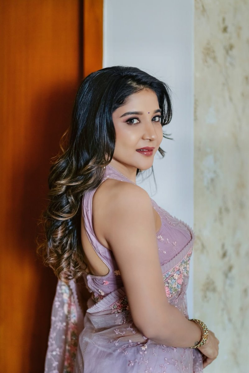 Cinesnacks's tweet photo. A timeless touch of elegance ✨🌸

Sakshi Agarwal in a beautiful pastel drape, making every frame look effortlessly graceful. ❤️

@ssakshiagarwal

#SakshiAgarwal @SathishwaranPRO https://t.co/LHogqGmIWe