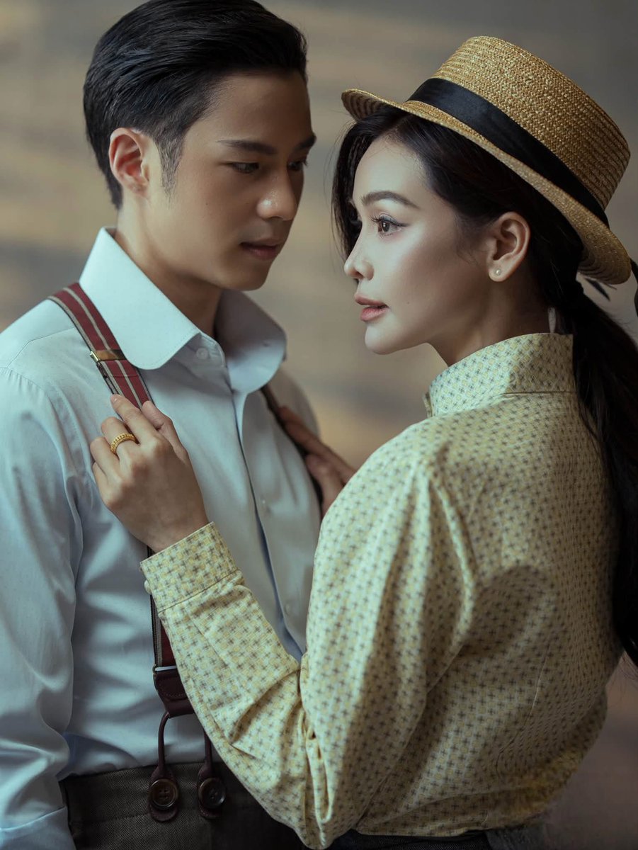 AllNews_th's tweet photo. “อิงฟ้า-แบงค์ ธิติ” จับมือแกะรอยคดีมรณะ
เปิดเกมล่าความจริงใน “สำรับฆาตกร Murder In The Kitchen” 29 ก.ย.นี้ ทาง TrueVisions NOW
#EngfaWaraha #BankThiti
#สำรับฆาตกร
#MurderInTheKitchen
#TrueVisionsNOW
#TrueVisionsNOWOrigina
🔗 https://t.co/howUmhh82F
เตรียมเปิดสำรับที่ไม่ได้เสิร์ฟแค่ความอร่อย แต่ซ่อนทั้งปริศนา ความลับ และคดีฆาตกรรม กับ “สำรับฆาตกร Murder In The Kitchen” ซีรีส์ TrueVisions NOW Original แนวพีเรียดสืบสวนเรื่องใหม่ที่หยิบ “อาหาร” มาเป็นกุญแจสำคัญในการแกะรอยความจริง ผลิตโดย บริษัท ชลลัมพี โปรดั๊กชั่น จำกัด จากผู้จัด ต้น–ณฐนนท์ ชลลัมพี และผู้กำกับการแสดง วุ้น–ทรงศักดิ์ มงคลทอง
นำโดย อิงฟ้า วราหะ และ แบงค์–ธิติ มหาโยธารักษ์ ประกบคู่กันเป็นครั้งแรก ร่วมด้วยนักแสดงมากฝีมือ ป๊อก–ปิยธิดา มิตรธีรโรจน์, โอ๊ต–วรวุฒิ นิยมทรัพย์, พิ้งกี้–สาวิกา ไชยเดช, เป็นไต๋–นัฐนิช ประดิษฐาน และ วีนา–ปวีนา ซิงห์ ฯลฯ
เรื่องราวเริ่มต้นในปี 2455 หลังประกาศเลิกทาส เกิดคดีฆาตกรรมต่อเนื่อง เมื่อ “ความอร่อย” ถูกใช้เป็นอาวุธ หลวงอัศวิน(แบงค์-ธิติ) นายตำรวจหนุ่ม จึงร่วมมือกับ นลิน(อิงฟ้า) หญิงสาวสูงศักดิ์ผู้เชี่ยวชาญด้านอาหาร เพื่อไขปริศนามรณะ ก่อนพบว่าคดีเหล่านี้อาจเชื่อมโยงกับอดีตของนลินและ น้อย(ป๊อก-ปิยธิดา) แม่ที่พลัดพรากจากกันตั้งแต่ยังเด็ก
ด้าน อิงฟ้า เผยถึงความท้าทายในการรับบท “นลิน” ว่า “ตอนอ่านบทครั้งแรก ตื่นเต้นมาก นอกจากความเป็นพีเรียด เรื่องภาษา บุคลิกของตัวละคร แล้ว เรื่องอาหารก็เป็นสิ่งที่ท้าทายมากๆ เพราะนลินเป็นคนที่เก่งระดับเชฟ เราก็ต้องทำการบ้านและทำให้คนดูเชื่อ ที่สำคัญนลินไม่ได้มีแค่มุมเดียว เพราะเธอมี 2 ตัวตนที่ต่างกันสุดขั้ว ขณะเดียวกันก็มีเรื่องราวและความลับที่บอกใครไม่ได้มากมาย เป็นตัวละครที่มีเสน่ห์ที่ยิ่งรู้จักยิ่งน่าค้นหา"
ขณะที่ แบงค์-ธิติ พูดถึงบท “หลวงอัศวิน” ว่า “สิ่งที่สนุกสำหรับผมคือหลวงอัศวินเป็นตำรวจในอีกยุคหนึ่ง วิธีการสืบสวนหรือเครื่องมือทุกอย่างไม่เหมือนปัจจุบัน เราเลยต้องกลับไปทำความเข้าใจว่า ในยุคนั้นถ้าเกิดคดีแบบนี้ขึ้น เขาจะหาความจริงกันยังไง แล้วเรื่องนี้ไม่ได้มีแค่การสืบว่าใครเป็นคนทำ แต่รายละเอียดเล็ก ๆ โดยเฉพาะเรื่องอาหารสามารถกลายเป็นเบาะแสได้หมด ตอนอ่านบทเองผมก็สนุกกับการค่อยๆ ต่อจิ๊กซอว์ไปพร้อมๆกับตัวละคร"
เตรียมแกะรอยทุกเบาะแส และล่าความจริงไปพร้อมกันกับ ซีรีส์ TrueVisions NOW Original “สำรับฆาตกร Murder In The Kitchen” ทุกวันอังคาร เวลา 19.00 น. ทาง TrueVisions NOW เท่านั้น เริ่มตอนแรก 29 กันยายนนี้
l