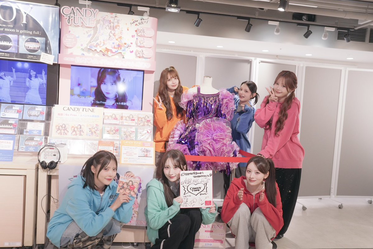 CANDY_TUNE_'s tweet photo. 🍬💿 HMV&BOOKS SHIBUYA 訪店📀🍬

9/30(水) 本日発売❗️
CANDY TUNE 4th single CD
『総意♡So Free / スペシャル感謝祭』

HMV&BOOKS SHIBUYA さんに
(@HmvBooksShibuya)
店舗訪問してきました🏃‍♂️💨

💜宮野静💜の
✨🪽3rd Aniversary PARTY 衣装🪽✨
展示中👗

ぜひ見に来て���🙌

🏷️特典や店頭キャンペーン詳細はこちら
https://t.co/hy5DUEWzqv

#総意SoFree
#スペシャル感謝祭
#CANDYTUNE #きゃんちゅー