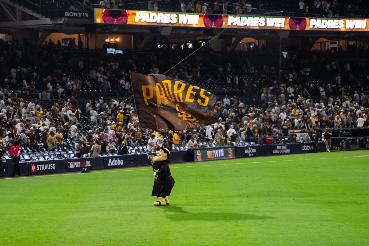 PetcoPark's tweet photo. Good night 💛 https://t.co/870JUSRb3b