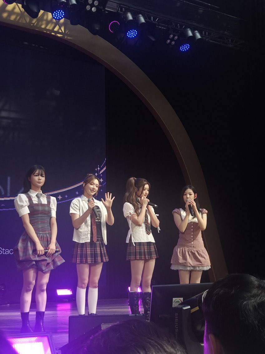 fifipopbase's tweet photo. FIFTY FIFTY performed at the MemeCore event at Lotte World today. https://t.co/DxAwf643hL