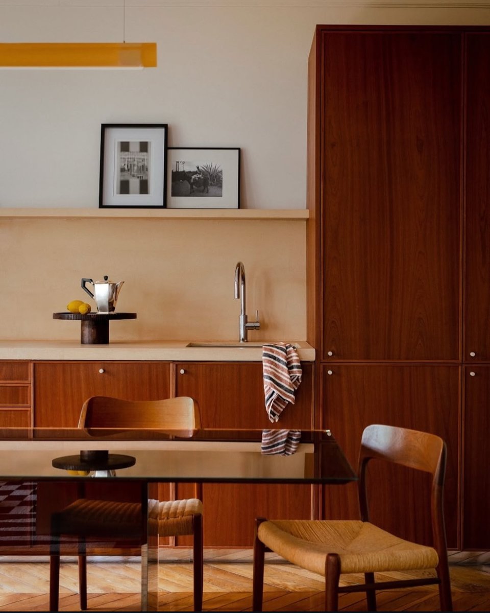 anoleaks's tweet photo. Is there such a thing as a timeless kitchen? Trends come and go, but this Paris apartment by Lauranne Elise Schmitt, with its mahogany cabinets, feels like a true classic. https://t.co/0NN3HNsgdc