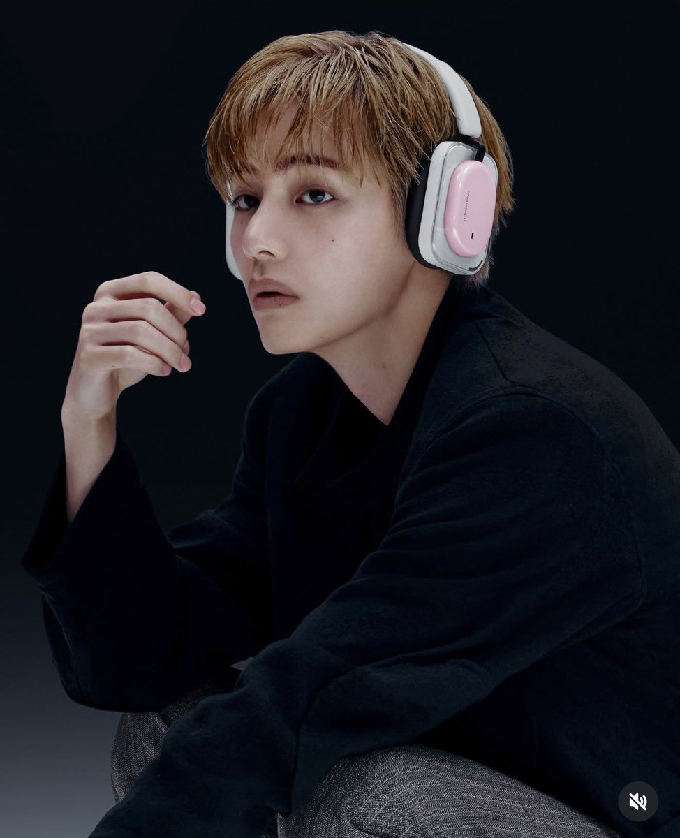 KTH_UK's tweet photo. PINK AND BLACK ARE SOLD OUT AT JOHN LEWIS!🔥

Two Nothing headphones are now sold out after Taehyung became the brand’s Global Ambassador.

TAEHYUNG FOR NOTHING
NOTHING GLOBAL AMBASSADOR V
#TAEHYUNGxNOTHING #VxNOTHING https://t.co/PsFhAzT7QS