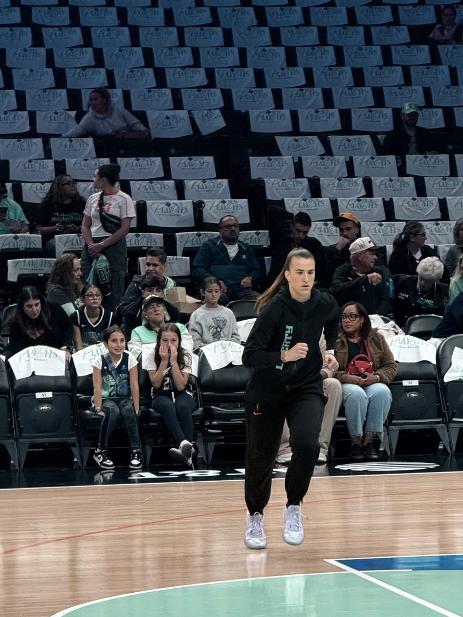 Tbest255's tweet photo. What a night … my favorite photo from tonight’s game!! @nyliberty #lightitup https://t.co/fa75zhoyXl