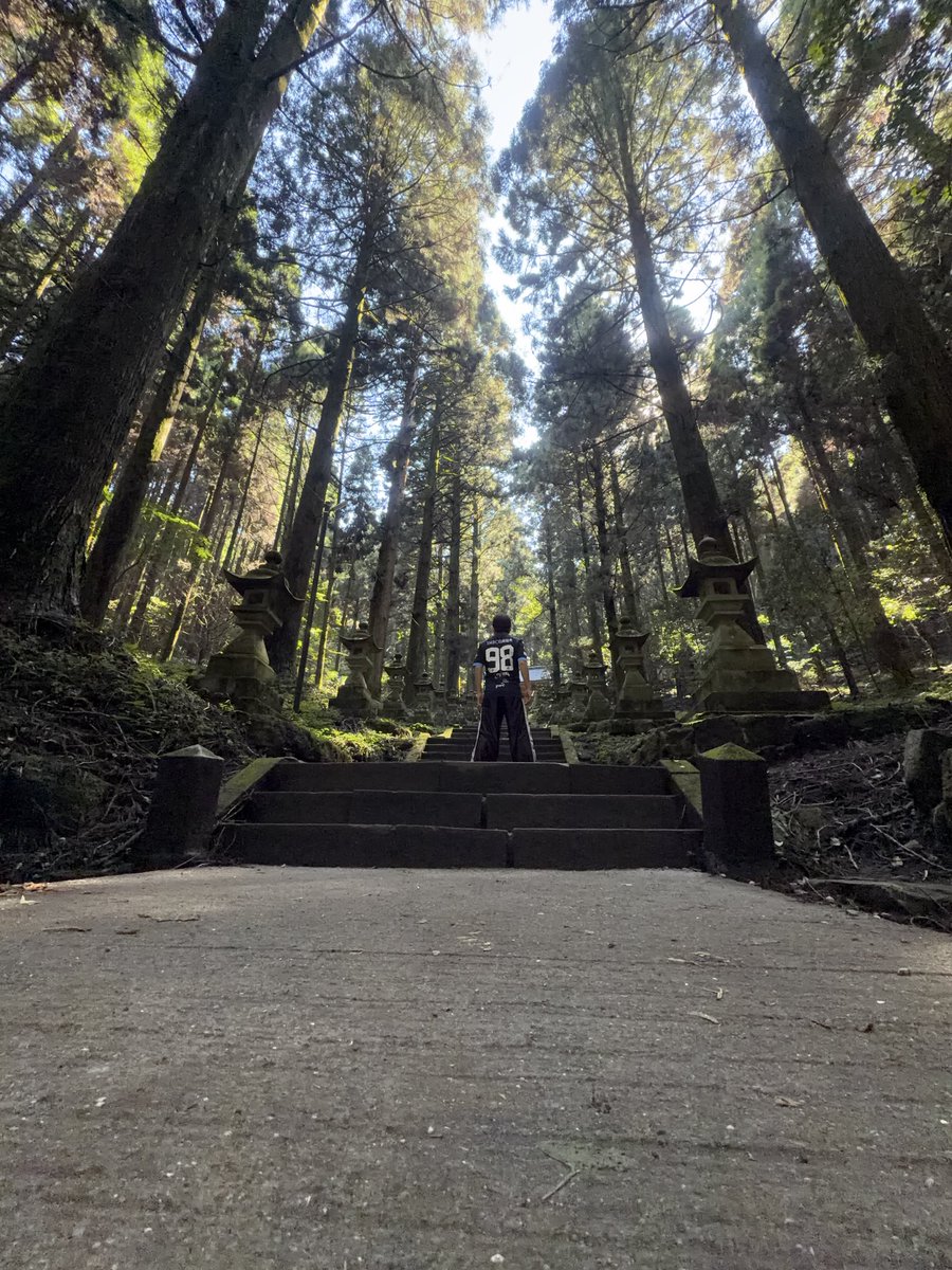 okinanju's tweet photo. 上色見熊野座神社⛩️
林に囲まれた参道はとても涼しいのだが、頂上の本殿に着いた頃には汗だくなるわ笑
#フロサポ熊本行くモン
#フロサポ熊本で馬かもんロッソ https://t.co/lItARohJ70
