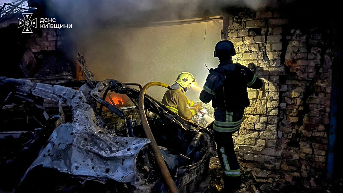 RedCrossUkraine's tweet photo. ⚡️ Following a massive Russian attack in #Vyshhorod, #Kyiv region, Ukrainian Red Cross emergency response volunteers provided first aid to injured people and assisted in recovering a child’s body from the rubble. #NotATarget #EmergencyResponse https://t.co/4ptNoWWBX3