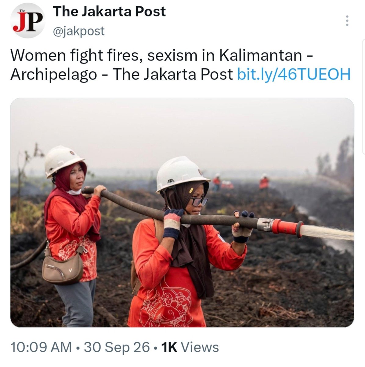 Madorojo's tweet photo. Penelitian terhadap gambut Indonesia menunjukkan penyemprotan permukaan dapat gagal memadamkan bara dan menyebabkan penyalaan kembali, penyuntikan air langsung ke hotspot bawah permukaan lebih efisien dalam eksperimen tersebut.

Jadi untuk Sumatra/Kalimantan, pendekatan paling masuk akal bukan memilih selang air atau hujan, melainkan OMC (Operasi Modifikasi Cuaca) untuk membasahi wilayah luas + pemadaman darat untuk hotspot + water bombing untuk titik api besar/sulit dijangkau + pendinginan gambut setelah api permukaan padam.

Dan ini bukan sekadar teori, BNPB pada 2026 memang menyatakan kombinasi OMC dan penyisiran intensif Satgas Darat sebagai formula yang efektif untuk mengendalikan kebakaran lahan gambut