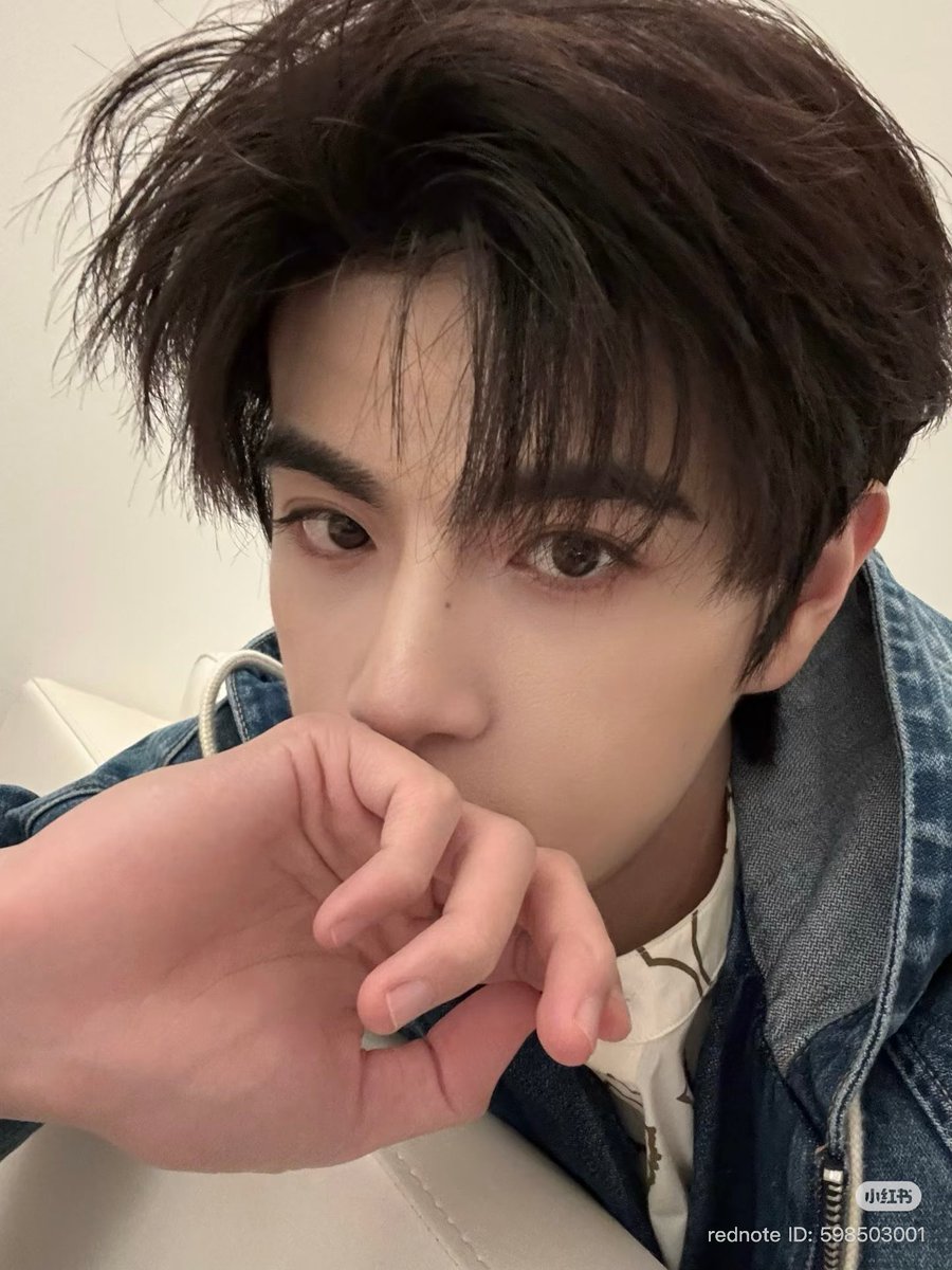 katdramalover2's tweet photo. Lyu Xiaobei, how TF are you this pretty and handsome at the same time!! 😭😭 i dont even know how to describe this face, everything about you is just perfect! ayden you lucky mf 🫵🏻😭

#政瞳 #AyLio #LyuSitong https://t.co/rEibiRZZkp