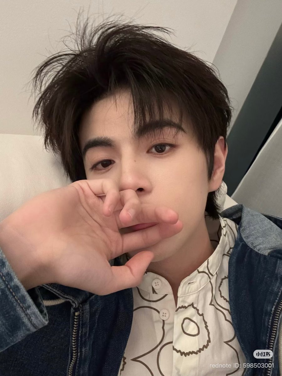 katdramalover2's tweet photo. Lyu Xiaobei, how TF are you this pretty and handsome at the same time!! 😭😭 i dont even know how to describe this face, everything about you is just perfect! ayden you lucky mf 🫵🏻😭

#政瞳 #AyLio #LyuSitong https://t.co/rEibiRZZkp