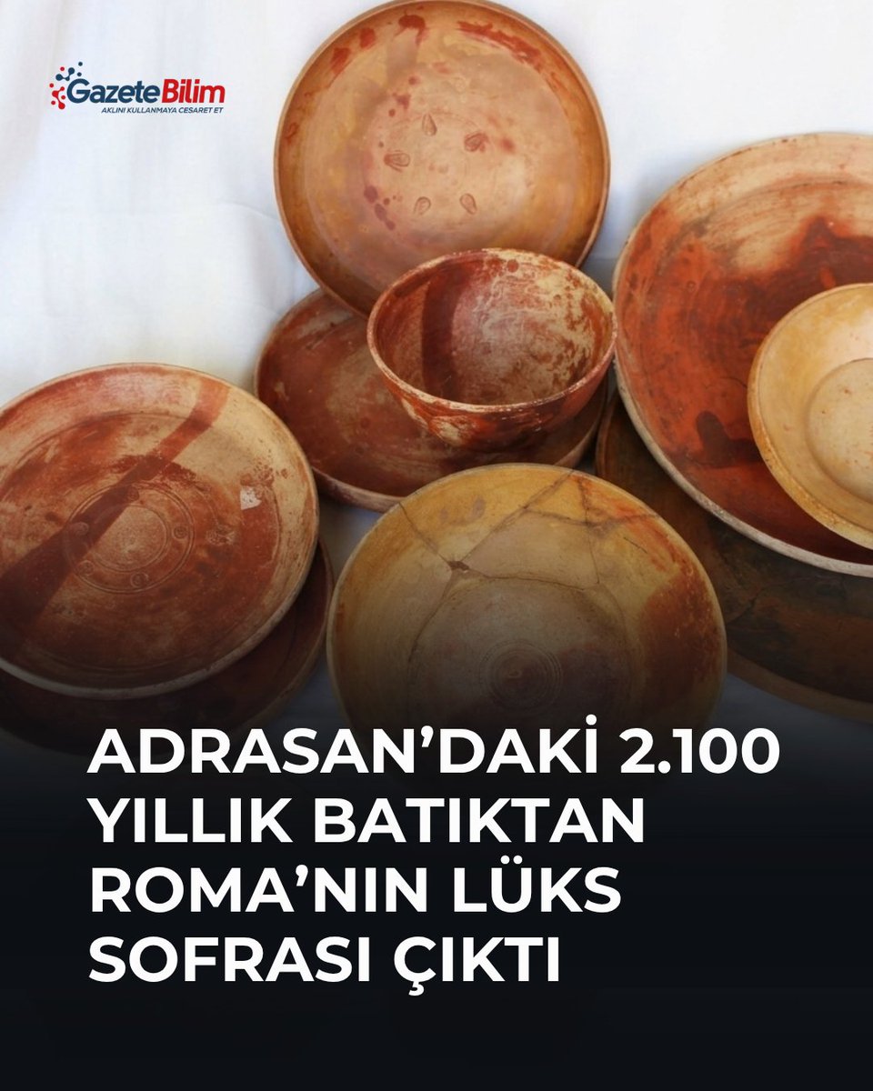 GazeteBilim's tweet photo. 📍Antalya’nın Adrasan açıklarında yaklaşık 2.100 yıl önce batan bir ticaret gemisinden binlerce tabak, kâse ve servis kabı çıkarılıyor. 

🗨Aralarında 122 farklı form ve boyutun bulunduğu seramikler, antik Akdeniz’in sofra kültürünün yanı sıra Anadolu’dan Roma dünyasına uzanan ticaret ağının izlerini de taşıyor.

Antalya’nın Kumluca ilçesine bağlı Adrasan açıklarında 2025 yılında başlatılan sualtı kazıları, Geç Helenistik-Erken Roma döneminin Akdeniz ticaretine ilişkin dikkat çekici bulgular ortaya çıkarıyor.

Akdeniz Üniversitesi Sualtı Arkeolojisi Araştırma Merkezi ile Antalya Müzesi tarafından yürütülen çalışmalarda, yaklaşık 2.100 yıllık gemi batığından binlerce seramik eser gün yüzüne çıkarıldı.

Batıkta 122 farklı sofra kabı
Geminin ana yükünü, antik dönemde Rhosus adıyla bilinen bugünkü Hatay-Arsuz çevresinde üretildiği düşünülen tabak ve kâseler oluşturuyor. Kuruyemiş tabakları, çorba kâseleri, balık tabakları ve çeşitli büyüklüklerde tepsilerin de aralarında bulunduğu 122 farklı form ve boyutta seramik tespit edildi.

Bu sofra kaplarının Roma dünyasında rağbet gördüğü ve Akdeniz’de dolaşan değerli sofra ürünleri arasında yer aldığı belirtiliyor. Batıkta Ege’deki bazı adalarda üretildiği düşünülen amforaların da bulunması, geminin farklı üretim merkezlerinden yük taşıdığını gösteriyor.

Çiçero da Rhosus kaplarından sipariş etmişti
Buluntuları daha da ilginç hale getiren ayrıntılardan biri antik yazılı kaynaklarda gizli.

Romalı devlet adamı ve hatip Çiçero, MÖ 50 yılında dostu Attikus’a yazdığı bir mektupta Rhosus’tan seramik kaplar sipariş ettiğinden söz ediyor. Adrasan batığındaki seramiklerin aynı üretim bölgesiyle ilişkilendirilmesi, Rhosus kaplarının antik Akdeniz ticaretindeki önemine ilişkin dikkat çekici bir arkeolojik bağlantı sunuyor.

2.100 yıl boyunca kil korudu
Batığın en çarpıcı özelliklerinden biri de seramiklerin paketlenme biçimi.

Kaplar ahşap sandıklara yerleştirilirken aralarına kil konulmuştu. Yolculuk sırasında kapların birbirine çarpıp kırılmasını engellemek için kullanılan bu yöntem, gemi battıktan sonra da seramiklerin büyük bölümünün korunmasına katkıda bulundu.

Batıkta bulunan MÖ 1. yüzyıla tarihlenen Antakya kökenli sikkeler de geminin tarihlendirilmesine yardımcı oluyor. Bulgular, geminin Antakya, Ege, Yunanistan ve İtalya kıyılarını birbirine bağlayan ticaret ağı içerisinde faaliyet gösterdiğine işaret ediyor. Araştırmacılar geminin Arsuz çevresinden yola çıkmış ve Roma yönünde ilerliyor olabileceğini değerlendiriyor.

Denizin 42 ila 55 metre altında bulunan batıktaki kazılar, sualtı robotlarının desteğiyle devam ediyor. Yaklaşık iki bin yıl önce sıradan bir ticari yük olan tabak, kâse ve tepsiler bugün antik Akdeniz’in üretim, taşımacılık, ticaret ve sofra kültürünün birlikte incelenebildiği sıra dışı bir arkeolojik arşive dönüşmüş durumda.

🔗https://t.co/WKHvvAV9zq