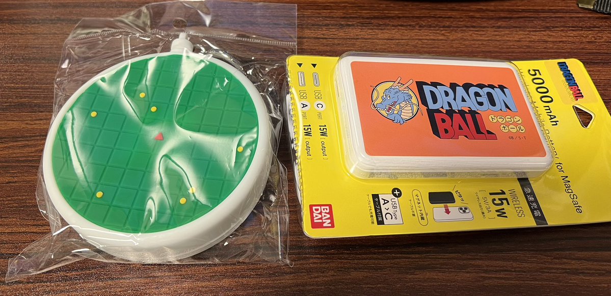 otakattsun26's tweet photo. ドラゴンレーダーシリコンポーチとロゴモバイルバッテリー届いた！
サックスバーコラボバッグと合わせて使うぜ！
ポーチに入れるものがねぇ、ポタラでも入れるか https://t.co/rDqjciDKHo