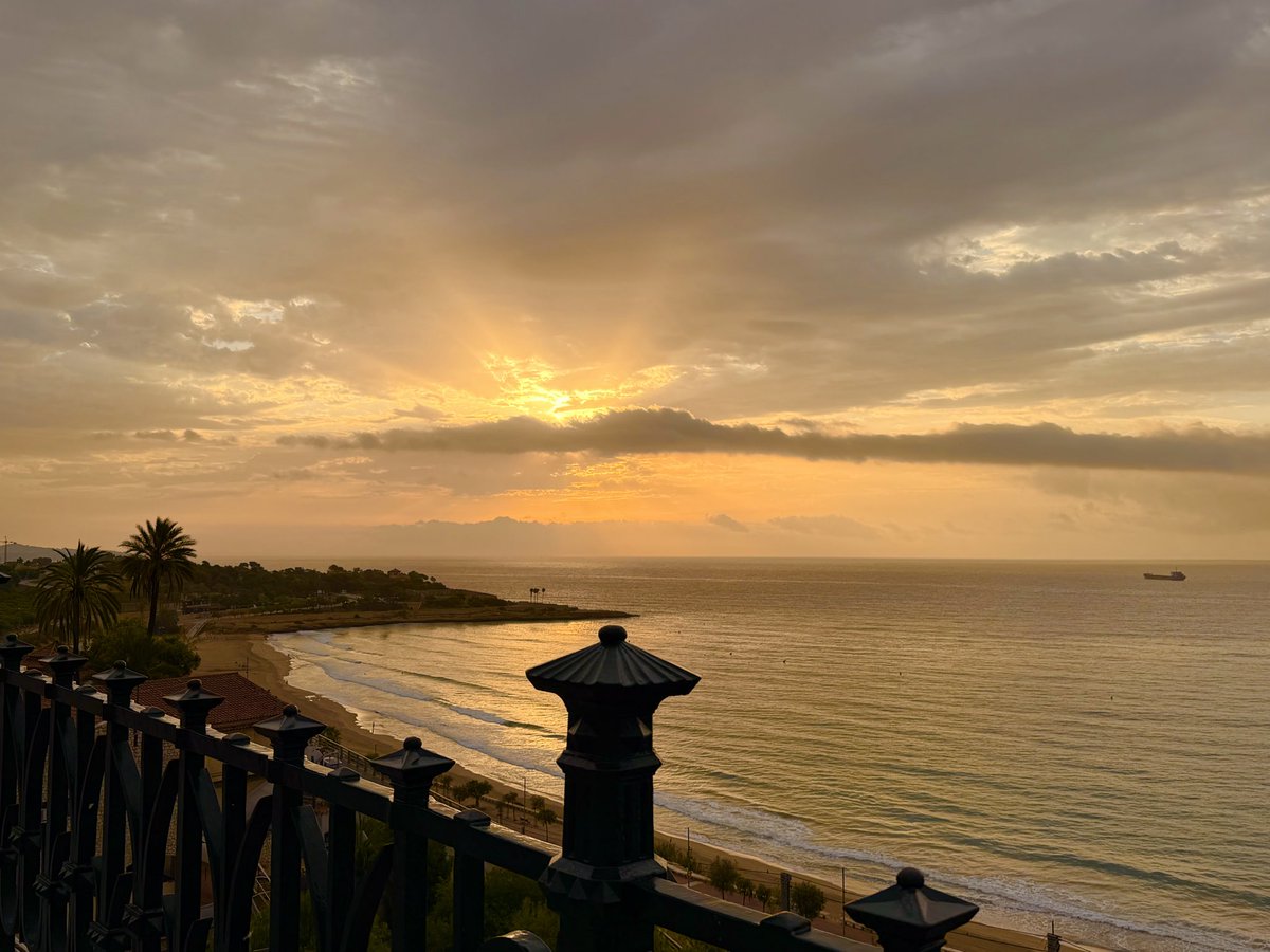 rosamarigabriel's tweet photo. Avui el sol juga a fet i amagar, des del Balcó del Mediterrani #ElTemps3Cat #Tarragona #Catalunya https://t.co/wv2ejuv7ka