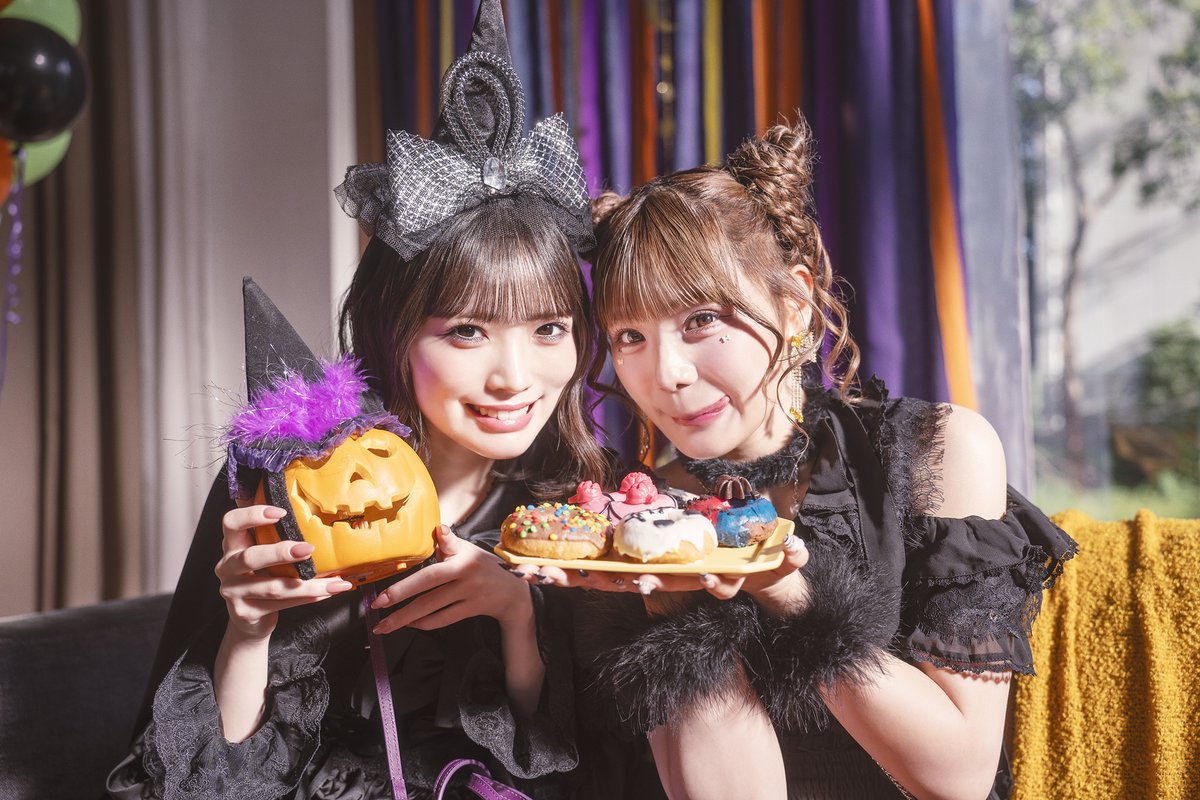 takarakuji_qoo's tweet photo. 🎀CUTIE STREET × 宝くじ💎
オフショットをお届け📷

魔女と黒猫風ファッションがとってもお似合いな #真鍋凪咲 さんと #古澤里紗 さん🧹🐾

かわいいドーナツやカボチャの装飾にワクワクしているお二人がキュートすぎます🥰
撮影中もとっても楽しそうでした✨

WebCMも要チェック👀❣️
#CUTIESTREET https://t.co/bERjCWoq6v