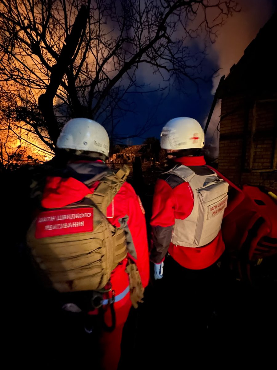 RedCrossUkraine's tweet photo. ⚡️ Following a massive Russian attack in #Vyshhorod, #Kyiv region, Ukrainian Red Cross emergency response volunteers provided first aid to injured people and assisted in recovering a child’s body from the rubble. #NotATarget #EmergencyResponse https://t.co/4ptNoWWBX3