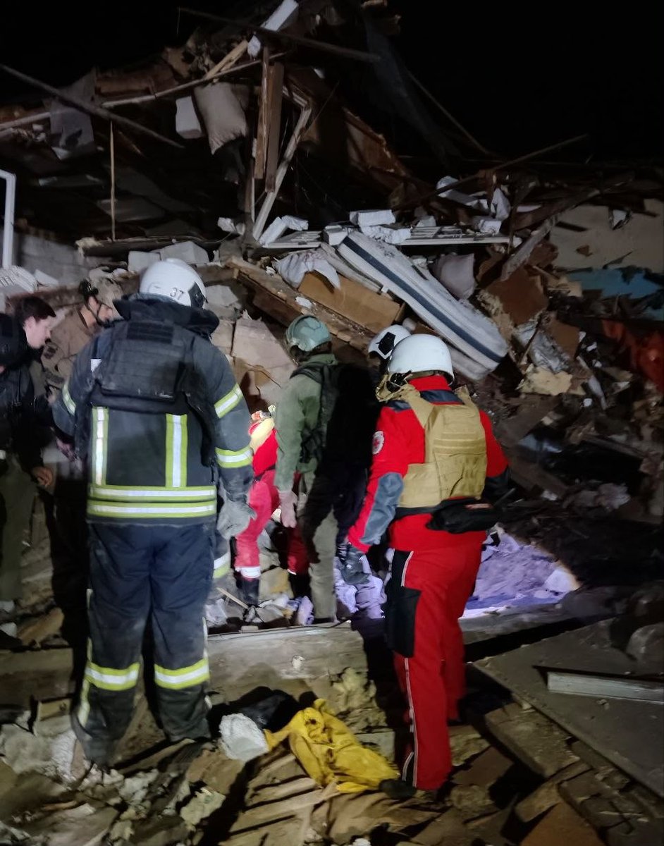 RedCrossUkraine's tweet photo. ⚡️ Following a massive Russian attack in #Vyshhorod, #Kyiv region, Ukrainian Red Cross emergency response volunteers provided first aid to injured people and assisted in recovering a child’s body from the rubble. #NotATarget #EmergencyResponse https://t.co/4ptNoWWBX3