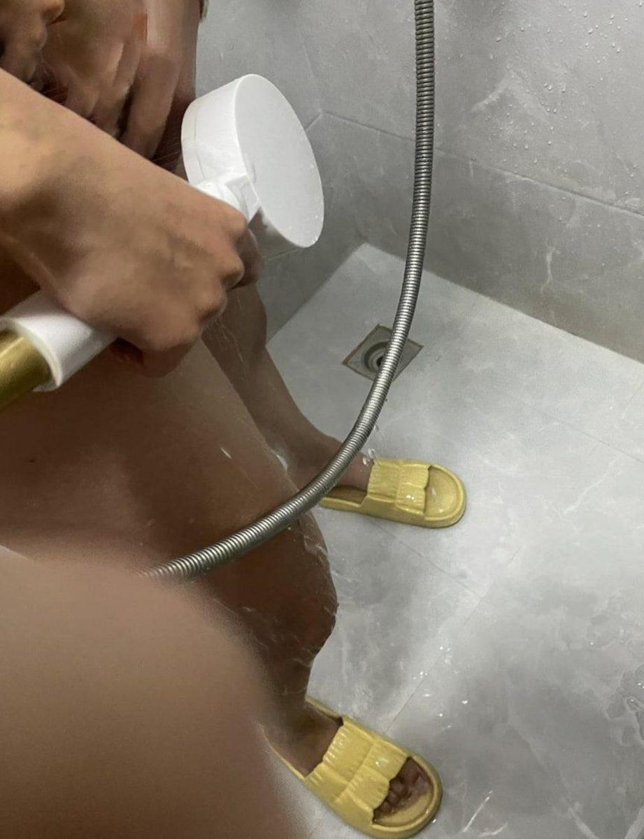 h330h1115hh's tweet photo. 妈，我一直偷偷幻想你这种新鲜的刺激让我快忍不住了，今天家里就我们俩我终于鼓起勇气你这么年轻又欲盛，今天换我来骑你，好好疼爱你一回，让我们都尝尝这禁忌的滋味吧~喜欢母子的可以加群交流分享。
#恋母 #母子 #熟女 #乱伦 #绿妈 #绿妈 #骚妈 https://t.co/VrPq8SqnDY