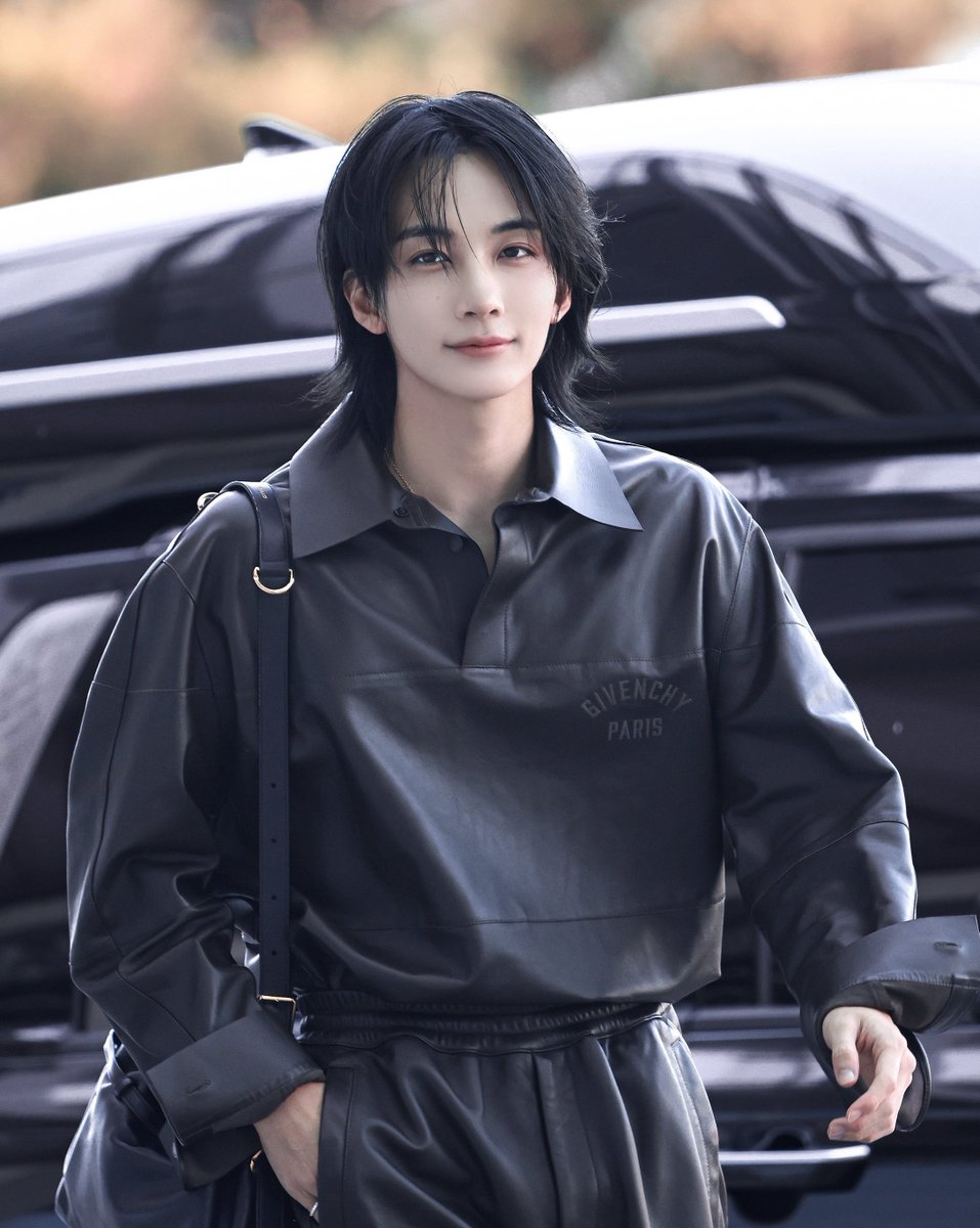 jeonghannisms's tweet photo. i cannot believe that jeonghan just exists in the universe and he is real. https://t.co/IZxi8iPKC4