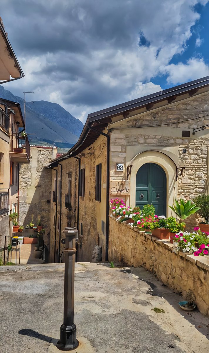 PetrelliFlavia's tweet photo. Borghi d'Italia:
#RosciolodeiMarsi in provincia de L'Aquila 🌝 https://t.co/J3Mf1QehcA