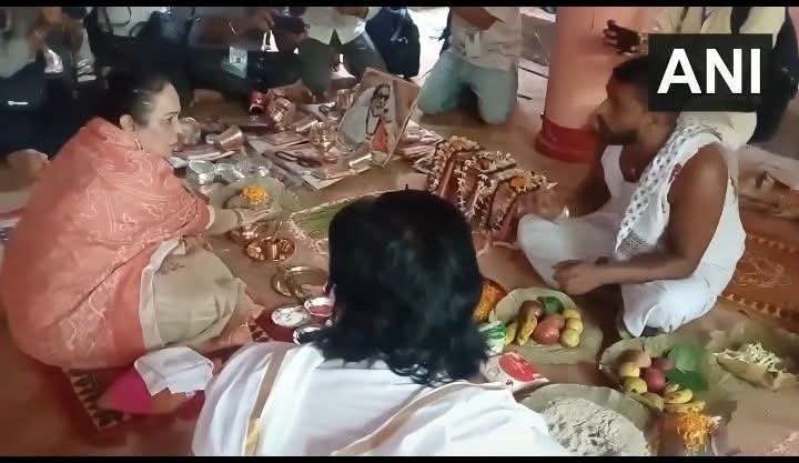 yadujavalkar's tweet photo. अंधश्रद्धेचे आणि भट बामनांचे कर्दनकाळ श्रद्धेय प्रबोधनकार ठाकरे यांच्या नातसून तसेच बाळासाहेबांच्या सुनबाई स्मिता ताई ठाकरे यांनी 
बाळासाहेब ठाकरे..तसेच त्यांचे पूर्वज यांच्यासाठी पिंड दान केले...
ते देखील...
गया...बिहार येथे...
पूजा सांगणारे देखील बिहारचे कुलकर्णी काका दिसत आहेत.
