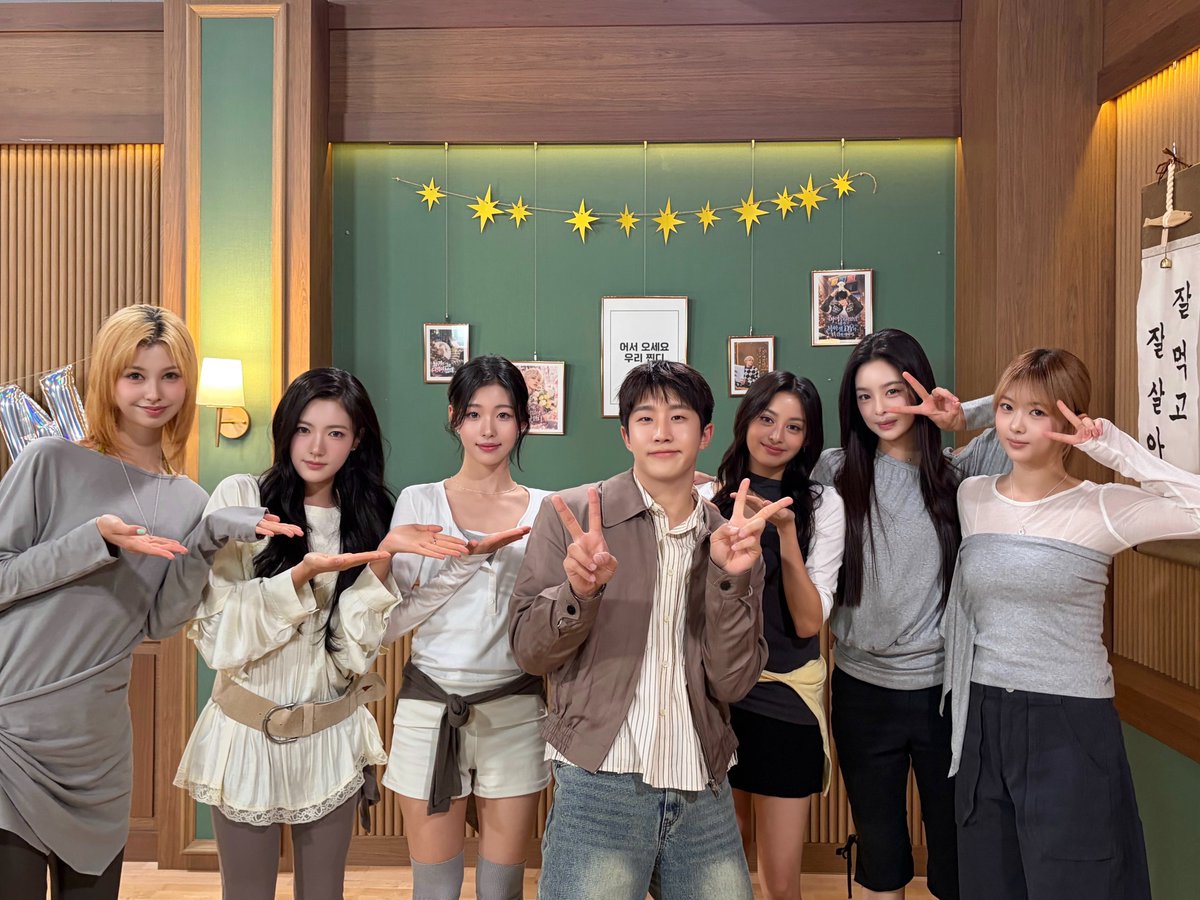 ebsfmkorean's tweet photo. [📻] 잠시 후 오후 4시
찐디의 아돌한 사랑방 w/ 앳하트

✅EBS FM
✅반디 앱
✅EBS 홈페이지에서 본방사수!

#1045 문자 + 반디 앱으로 청취소감 기다려요😉

#ASTRO #JINJIN #아스트로 #진진
#AtHeart #앳하트 https://t.co/5BtFH0Tp1I