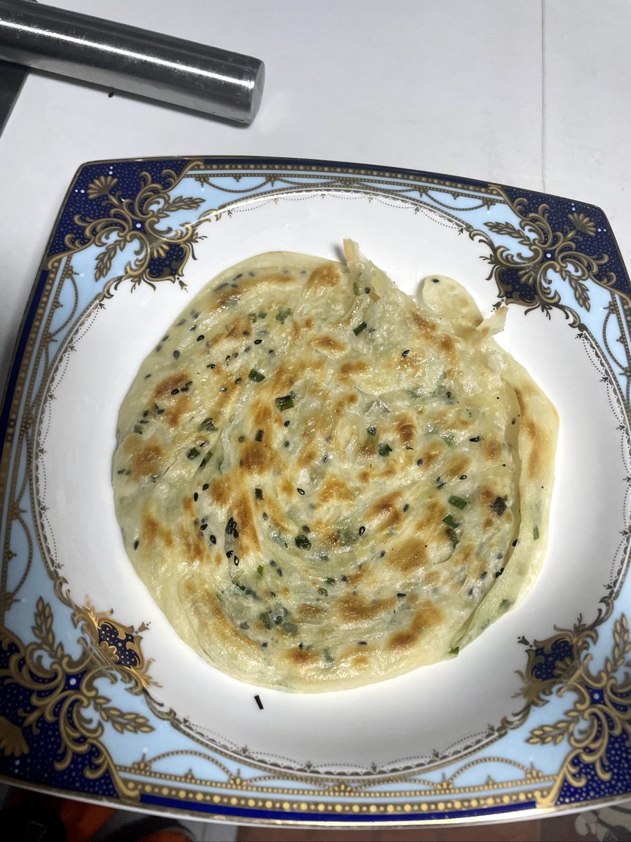 ElissaMarchak's tweet photo. 刚出炉的手抓饼！刷上甜面酱撒芝麻，咬一口香到跺脚，早餐的幸福感直接拉满， https://t.co/0W1wdEqFyX