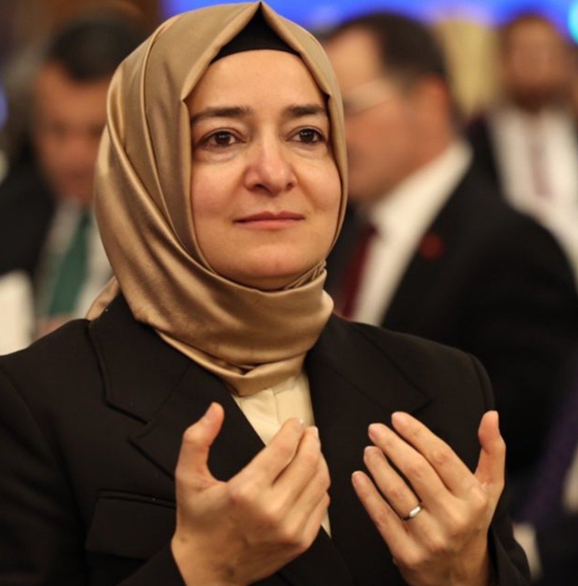 cmcrn1980's tweet photo. SPK Kanunu/107 şöyle özetle;

Soruşturma başlamadan haksız kazancın iki katı geri ödenirse ceza verilmez.

Soruşturma evresinde iki katı ödenirse verilecek ceza yarıya indirilir.

Soruşturma evresinde Fatma Betül Sayan Kaya tokatladığı parayı iade etmiş.

Tutuklanması lazım. https://t.co/vyhwjQTLZO