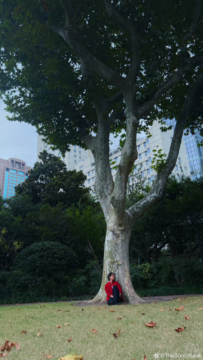 nnnspp_'s tweet photo. โคดจะชอบการแต่งตัวพี่แบงค์เลย ฮีเป๋นคนไม่กลัวสีสุดอะๆ สีจัดจ้าน จะแดงจะชมพูก็เอา ดำก็ออลแบลค มินิมอลก็เก็บรวบหมด ละแต่งตัวเป็นอะ มีเลเยอร์เลใจอะไรพวกนี้ เข้ากับบุคลิกฮีเลย เทสดีสมแล้วที่ผมยกขึ้นหิ้งให้พระลงมาแล้วไหว้พี่แทน สมมง

#bankartit https://t.co/c34rVxlink