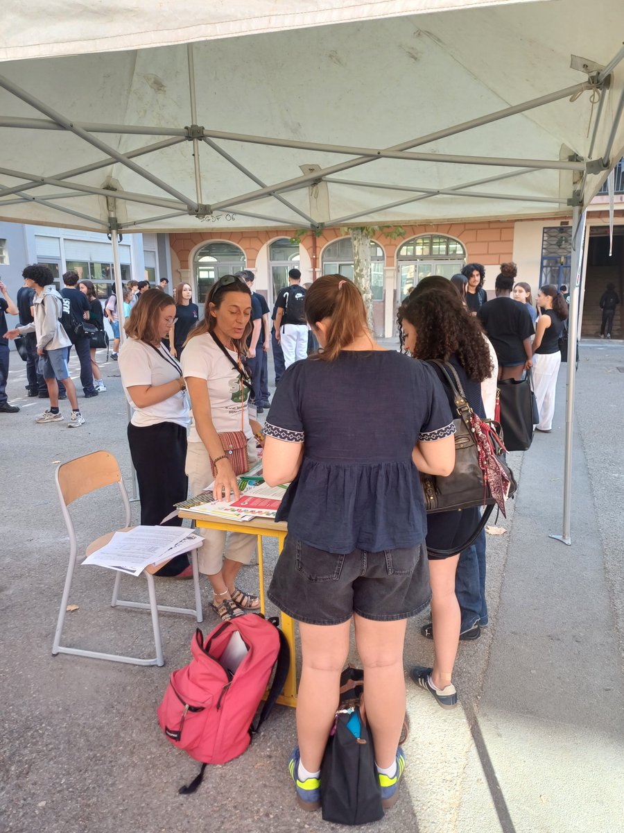 DonBoscoNice's tweet photo. 🍃L’association Sens Solidaires à la rencontre de nos élèves.
Dans le cadre de notre démarche E3D, l’établissement a accueilli, l’association pour une journée consacrée à la sensibilisation au développement durable. https://t.co/dxQ96NbucW