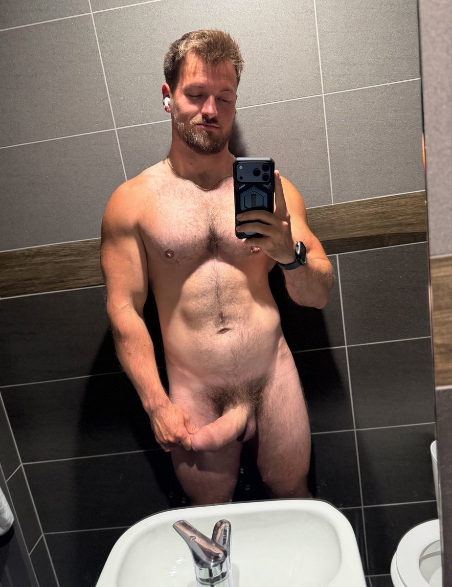 _maxsmall's tweet photo. Everyday should be leg day 👀 https://t.co/JxdSSChTlS